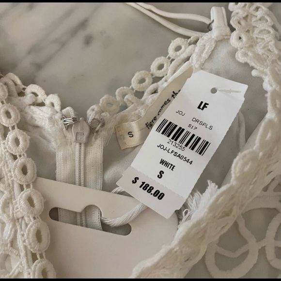 Beautiful white crochet lace romper from LF- NWT - Picture 6 of 6